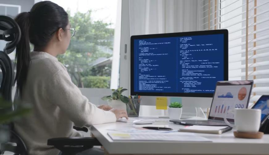 息县软件开发公司实战建议:网站赋能,为何必须接入支持机器人?